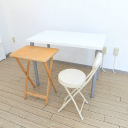 机と椅子。